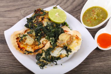 Ispanak ile pişmiş tarak