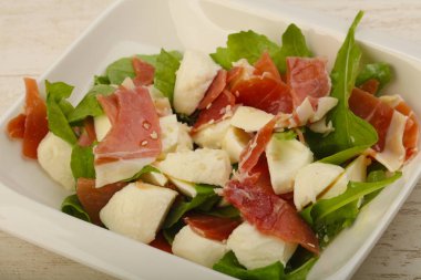 Salata ile proscuitto, mozzarella