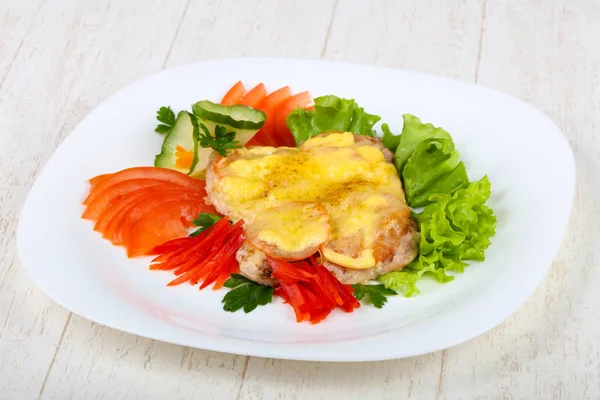 Steak babi dengan tomat dan keju — Stok Foto