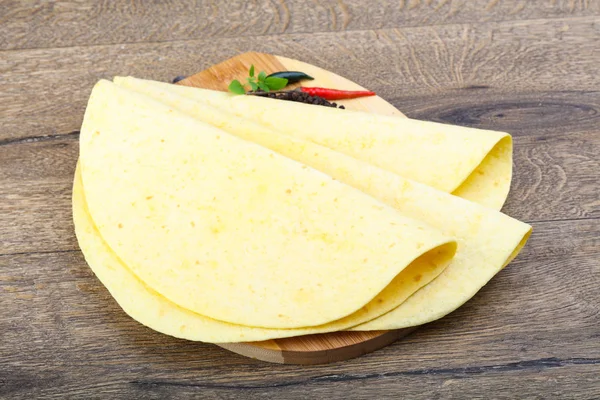 Tortilla sullo sfondo di legno — Foto Stock