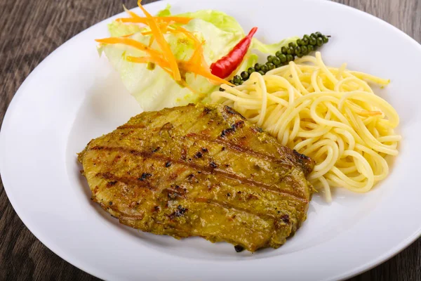 Grilled meat with green curry — Stock Photo, Image