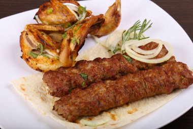 Sığır eti kebabı ve kızarmış bıldırcın