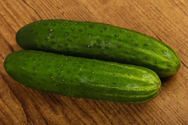 Twee groene komkommers — Stockfoto