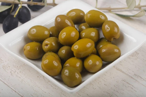 Olives vertes dans le bol — Photo