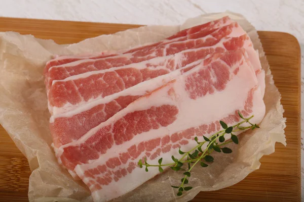 Rå skivad bacon — Stockfoto