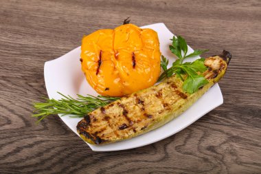 Kızarmış kabak biber ile