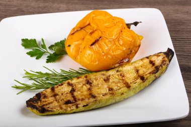 Kızarmış kabak biber ile