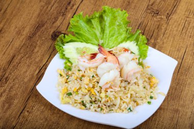 Karides ile kızarmış pirinç