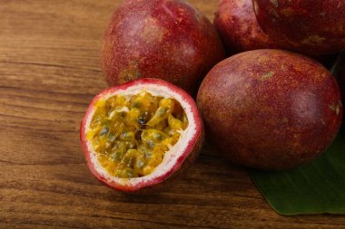 Tropikal ünlü tutku meyve