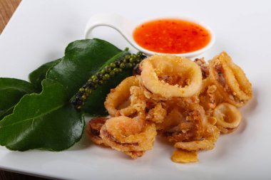 Kızarmış kalamar halkaları