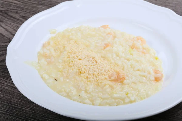 Leckeres Risotto mit Garnelen — Stockfoto