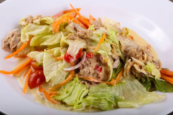 Вкусный салат из тунца — стоковое фото