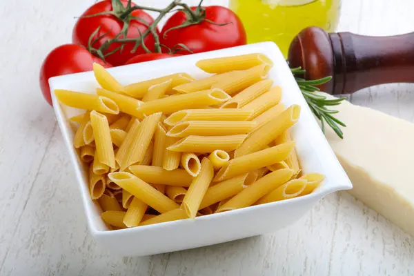 Rohe Penne in der Schüssel — Stockfoto