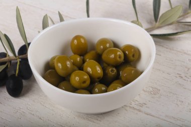 kabın içinde yeşil zeytin