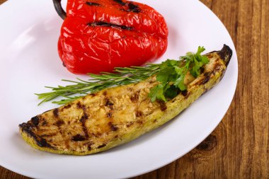 Kızarmış kabak biber ile