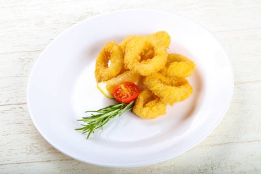 Kızarmış kalamar halkaları