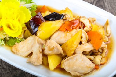 Ananas ve cahew ile fındık tavuk