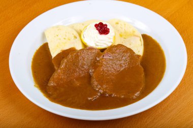 Sığır eti ve soslu dilimlenmiş ekmek