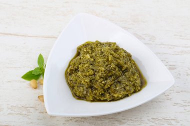 Pesto sos kabın içinde
