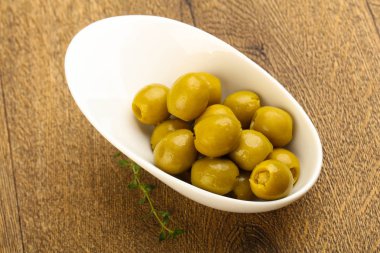 Kabın içinde dolma zeytin