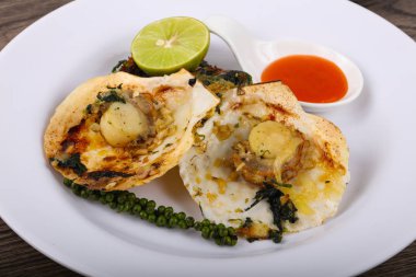 Ispanak ile pişmiş tarak