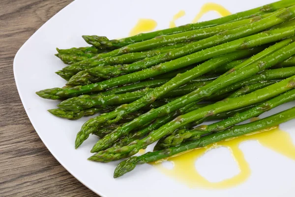 Gekookte asperges met olijfolie — Stockfoto