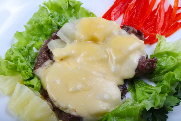 Ananas ve peynir soslu domuz eti