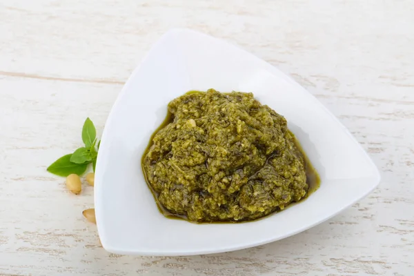 Pesto sos kabın içinde