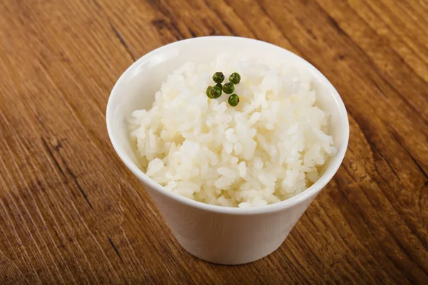 Рис на пару в мисці — стокове фото