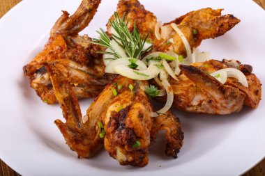 Kızarmış tavuk kanadı.