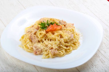 Spagetti carbonara domuz eti ile