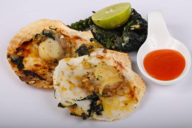 Ispanak ile pişmiş tarak