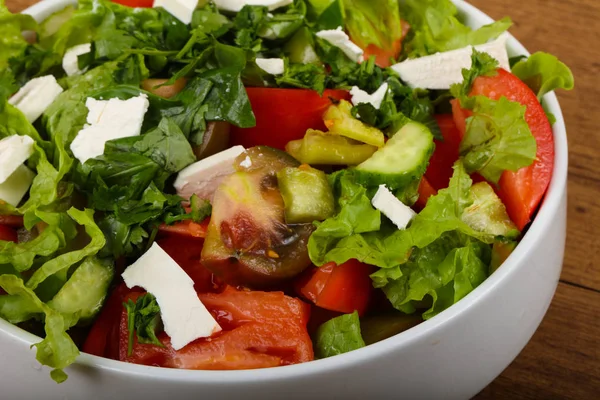 Griekse salade met feta kaas — Stockfoto