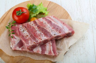 Çiğ domuz kaburgası