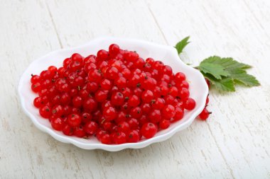 Kabın içinde kırmızı kuş üzümü