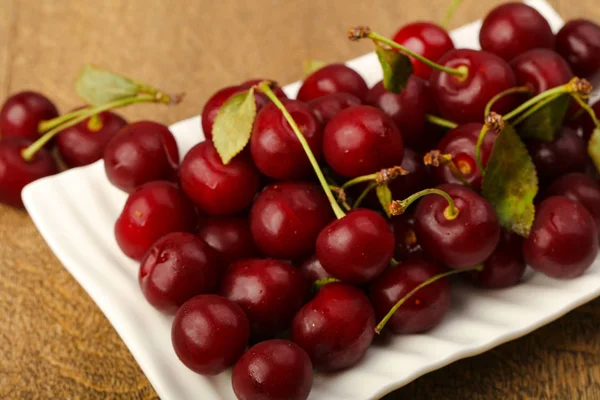 Cherry bessen in de kom — Stockfoto