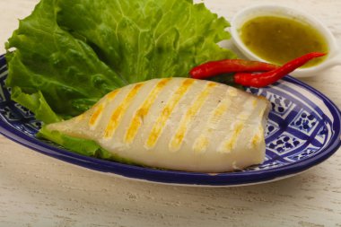 Izgara kalamar deniz ürünleri sos ile 