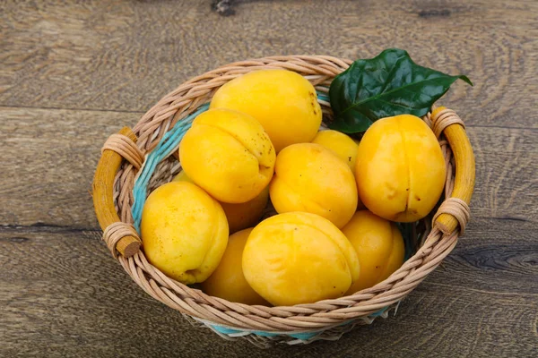 Fresh ripe apricots — Stock Photo, Image