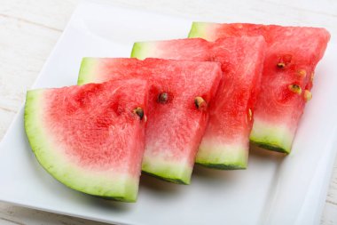 taze dilimlenmiş karpuz