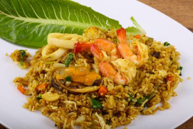 Kızarmış pilav ve deniz ürünleri.