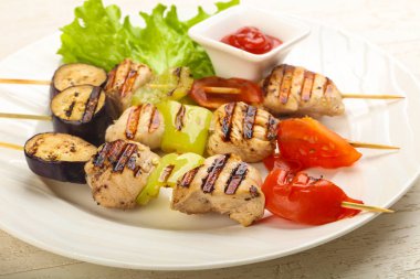 Tavuk ve sebze şiş