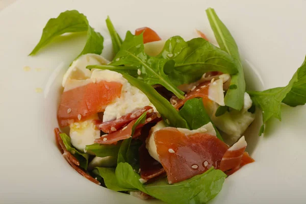 Салат с проскуитто, моцарелла — стоковое фото