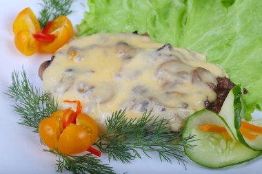 Peynir ve mantar soslu domuz eti