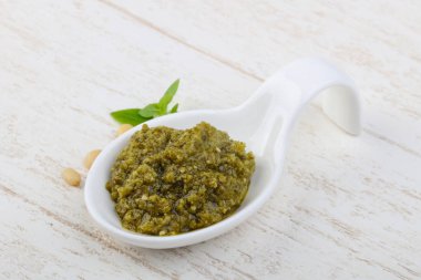 Pesto sos kabın içinde
