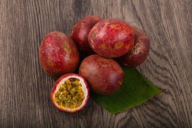 Tropikal ünlü tutku meyve