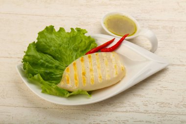 Izgara kalamar deniz ürünleri sos ile