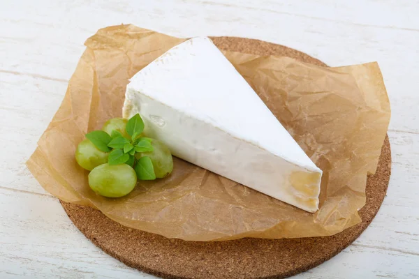 Läckra Brie ost — Stockfoto