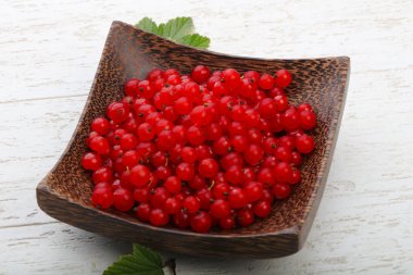 Kabın içinde kırmızı kuş üzümü