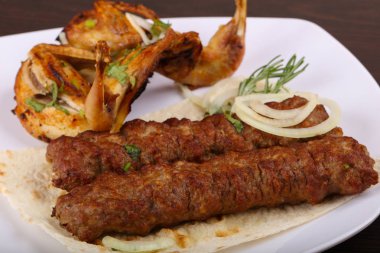 Sığır eti kebabı ve kızarmış bıldırcın