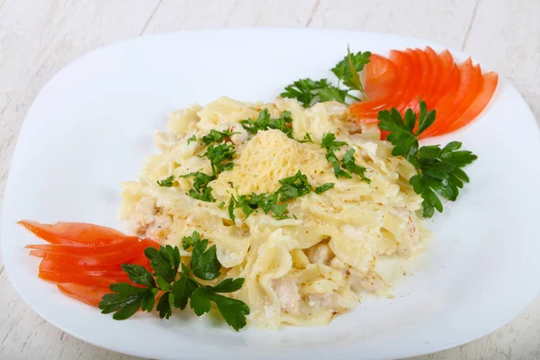 Macarrão Farfalle com frango — Fotografia de Stock